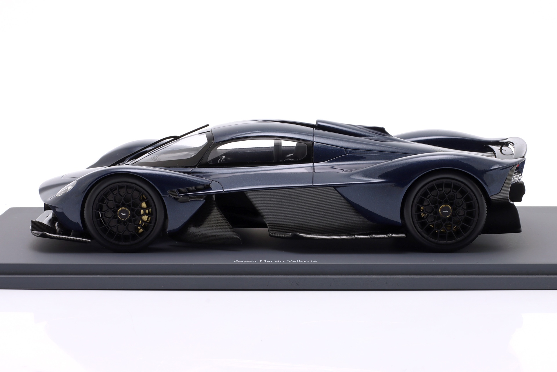 Aston Martin Valkyrie Baujahr 2021 dunkelblau  