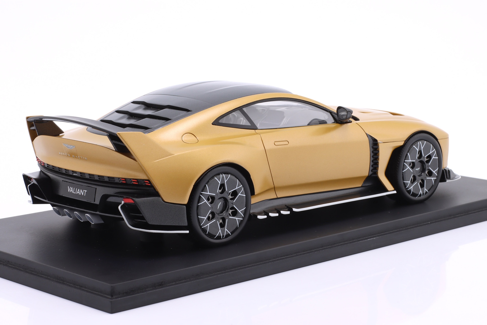 Aston Martin Valiant Baujahr 2024 gold  
