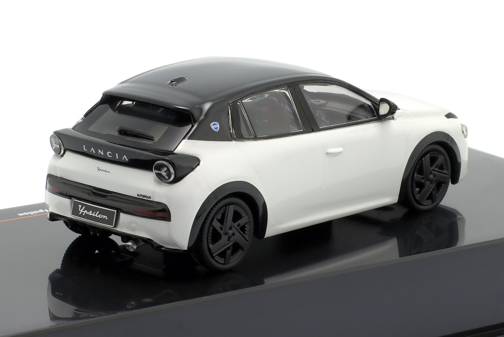 Lancia Ypsilon Baujahr 2025 wei&szlig; / schwarz  