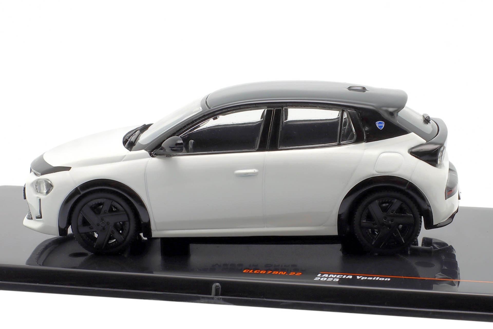 Lancia Ypsilon Baujahr 2025 wei&szlig; / schwarz  