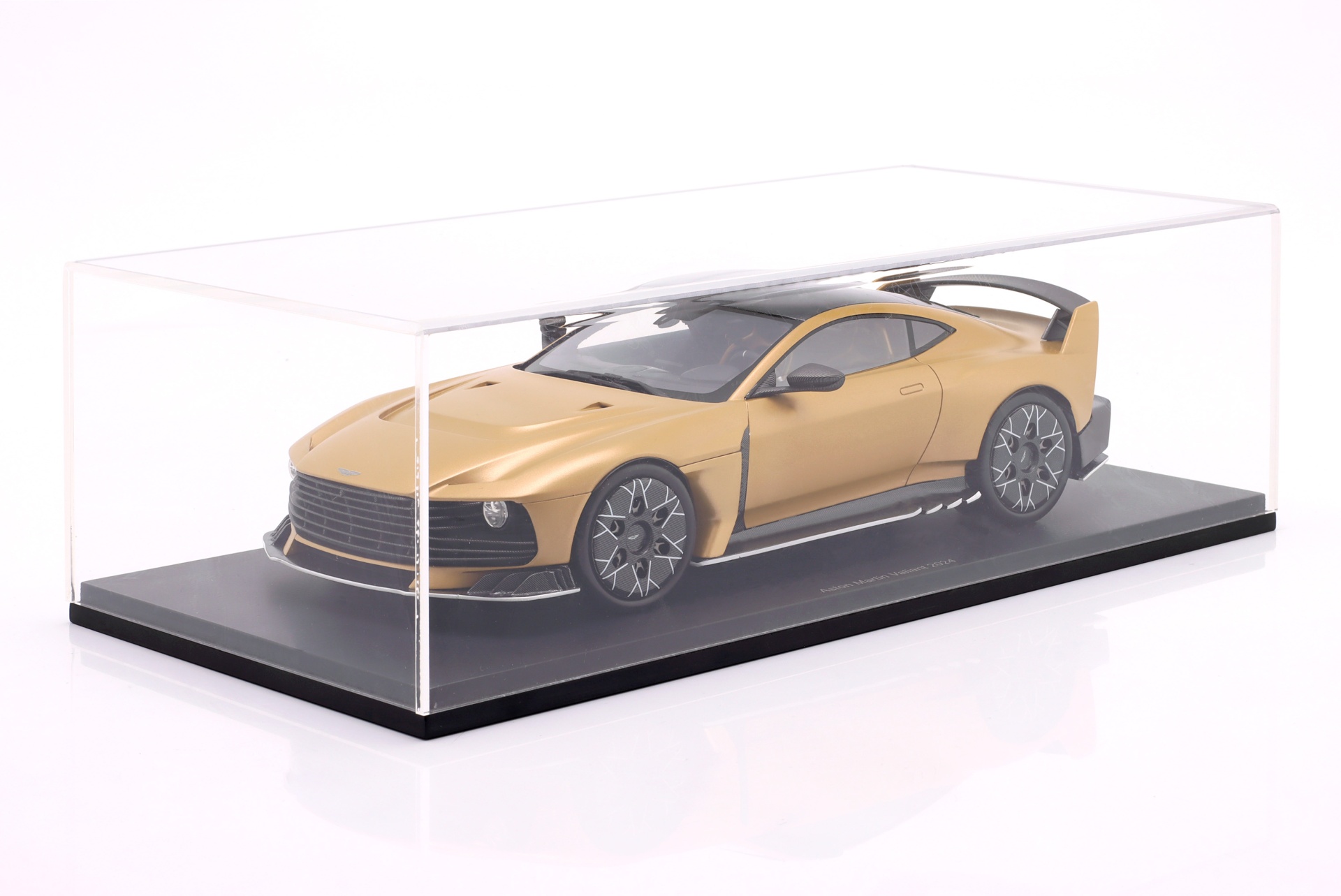 Aston Martin Valiant Baujahr 2024 gold  