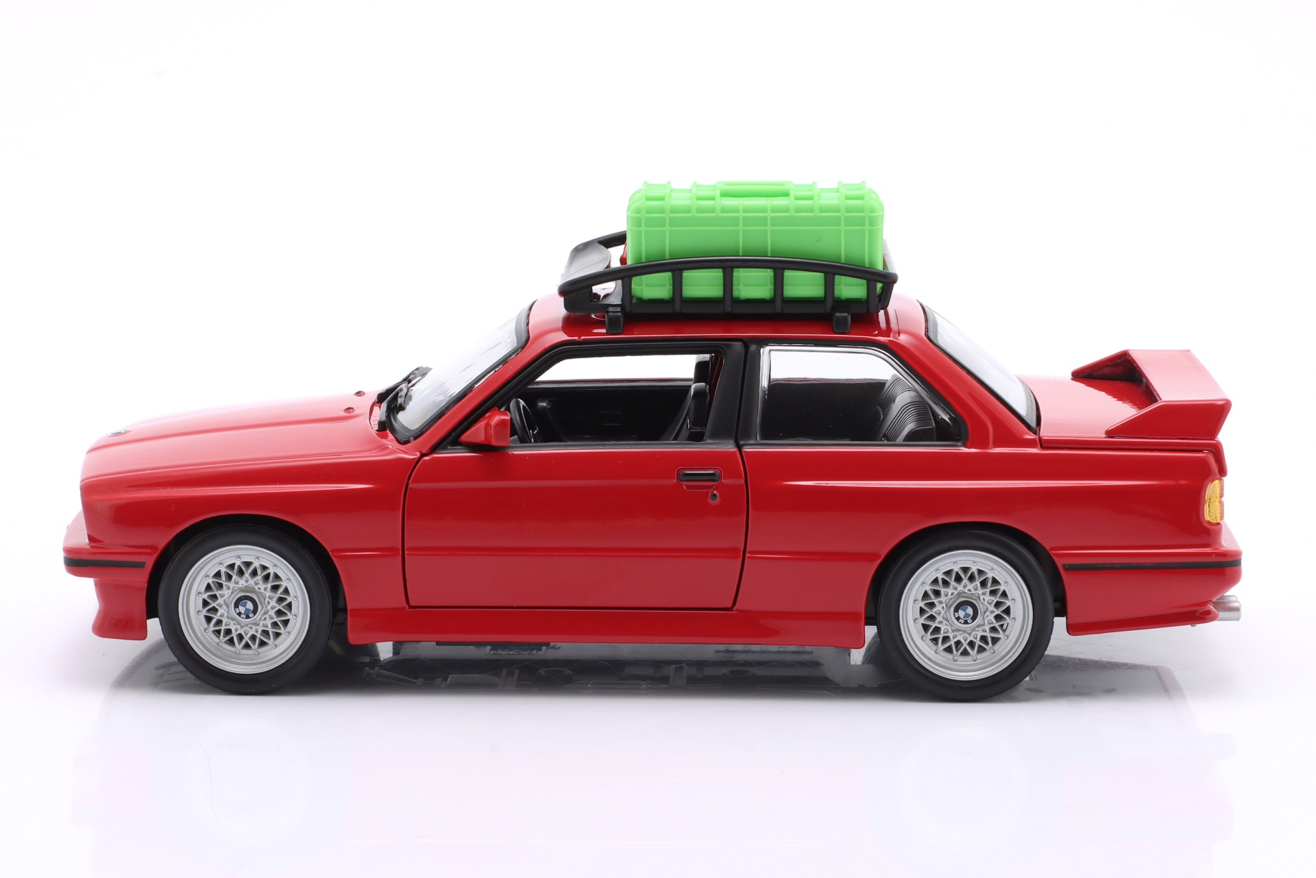 BMW M3 E30 mit Dachgep&auml;ckkorb Baujahr 1988 rot  