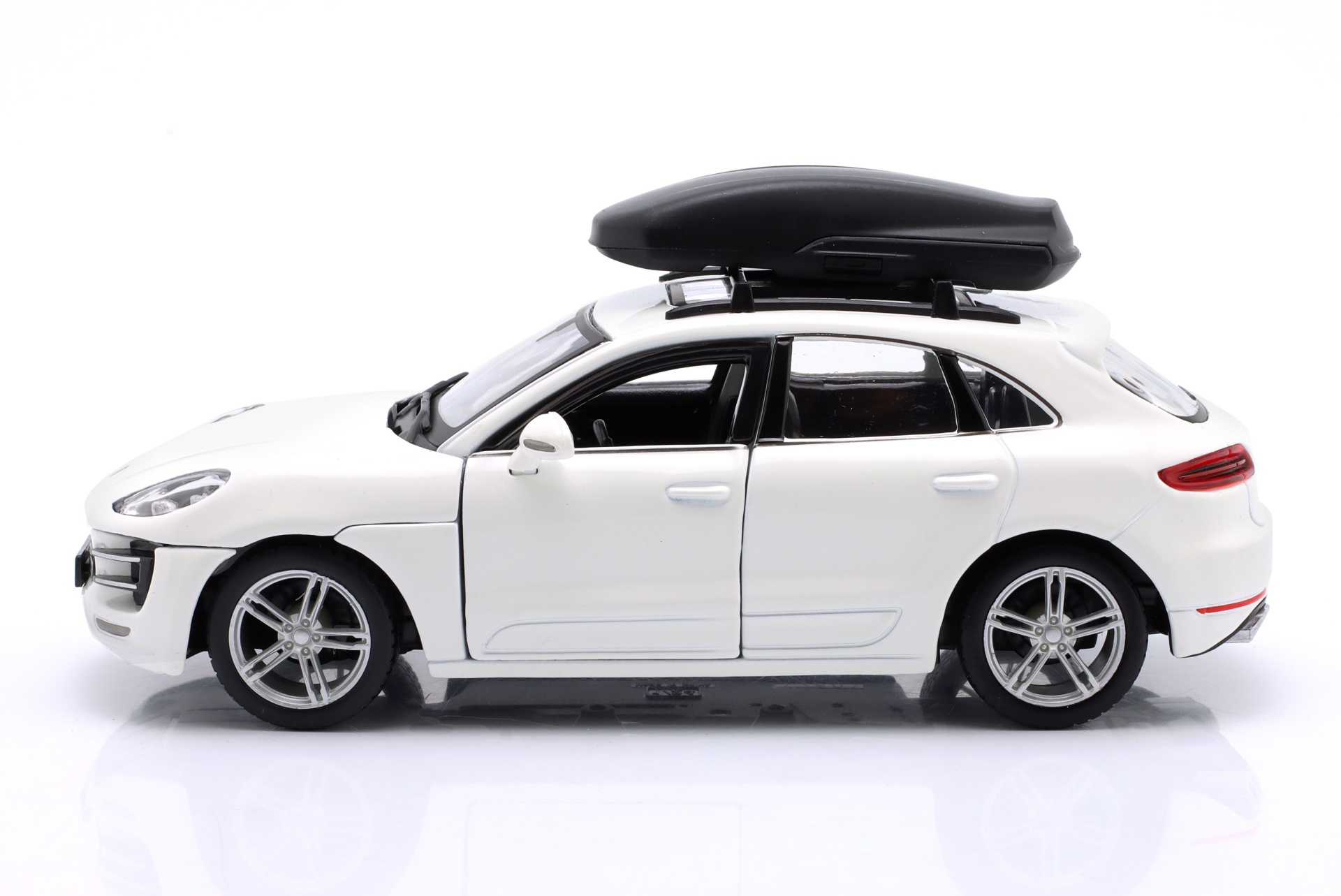 Porsche Macan mit Dachbox wei&szlig;  
