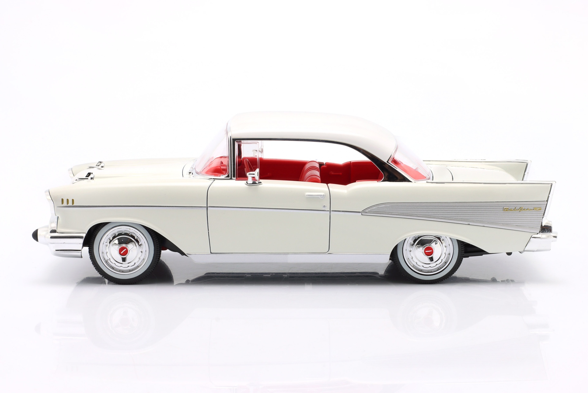 Chevrolet Bel Air Coupe Baujahr 1957 wei&szlig;  