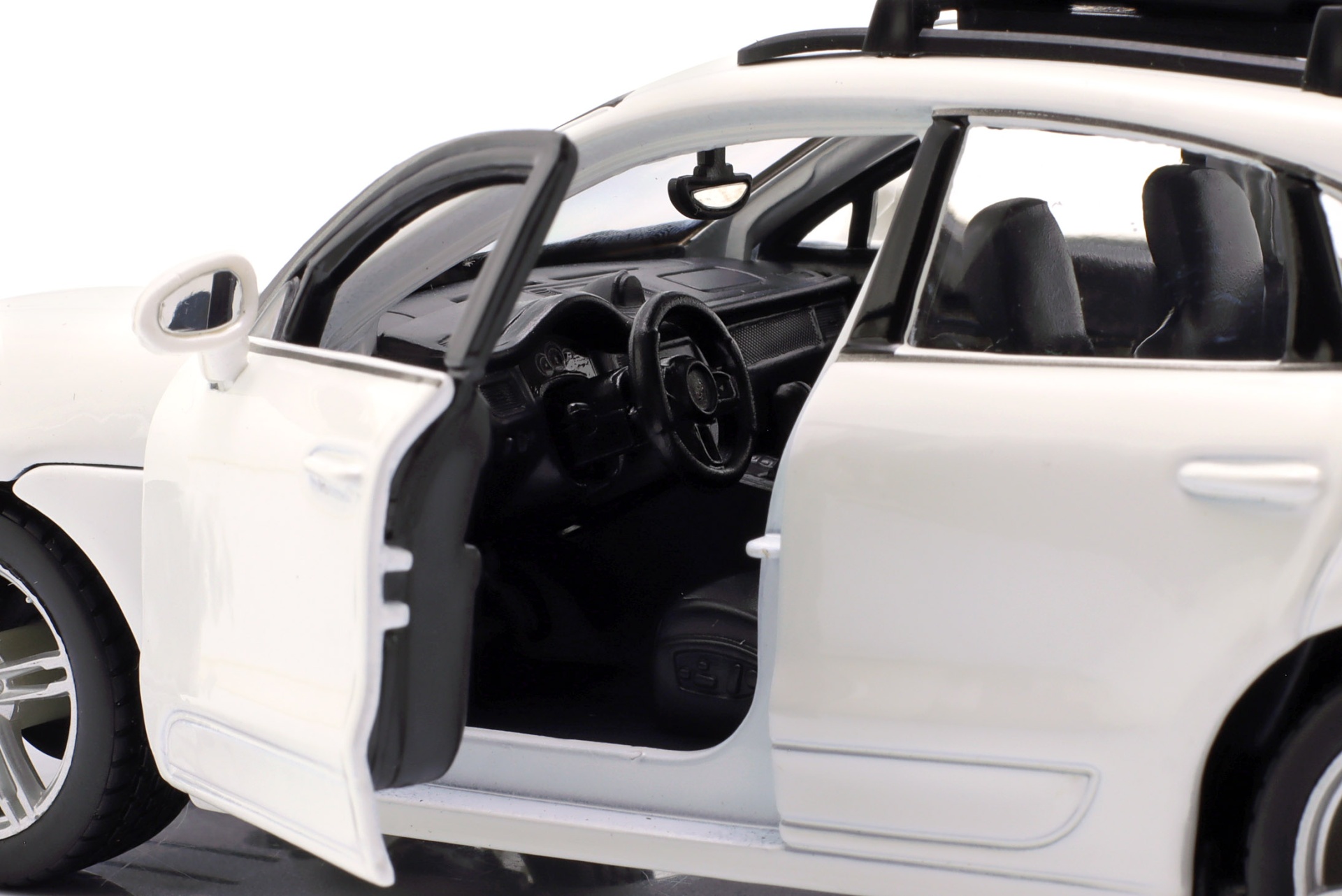 Porsche Macan mit Dachbox wei&szlig;  