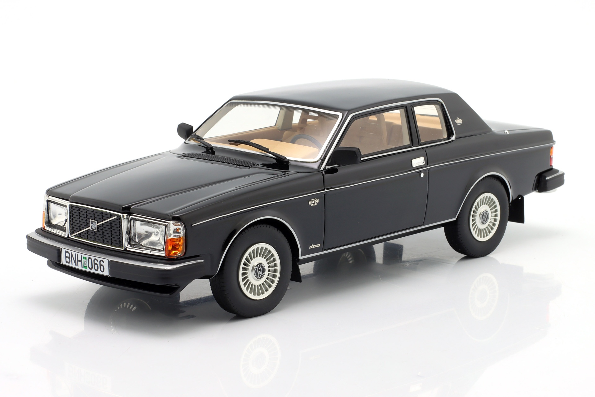 Volvo 262C Bertone Baujahr 1981 schwarz  Cult Scale