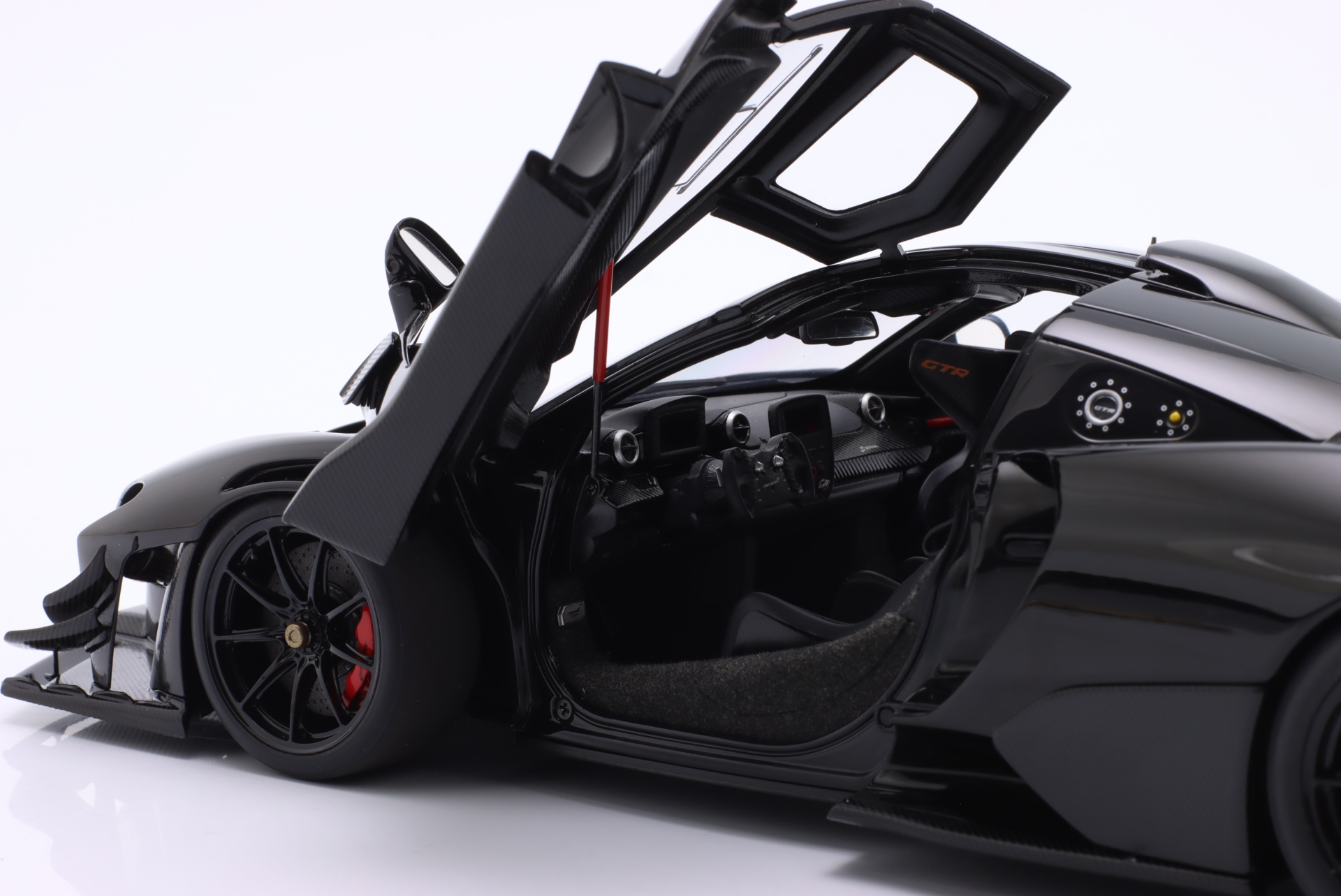 McLaren Senna GTR Baujahr 2019 onyxschwarz  