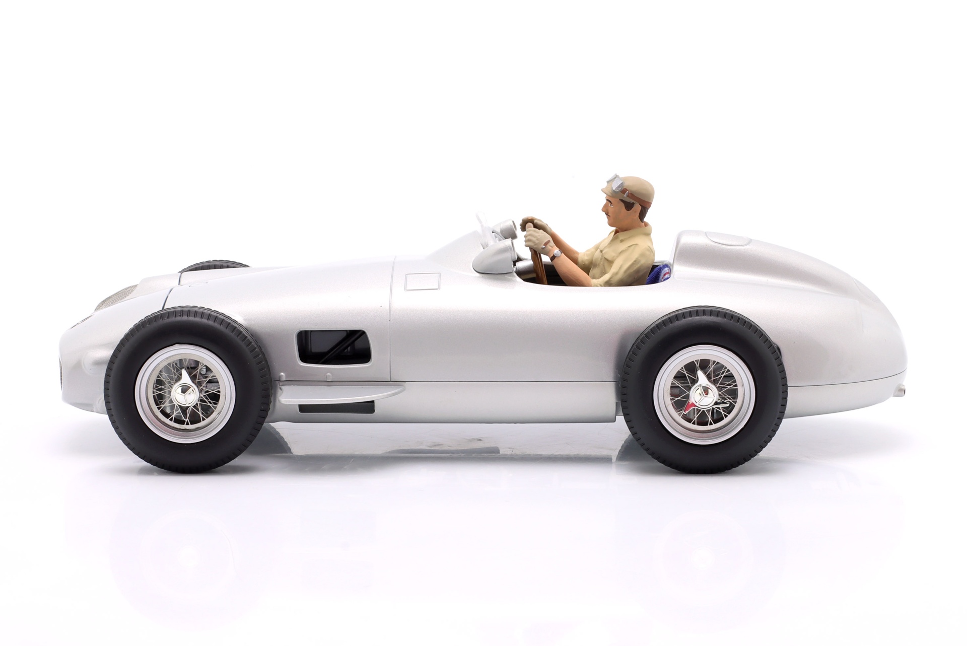 Sitzende Rennfahrer-Figur 20er/30er Jahre  Figurenmanufaktur