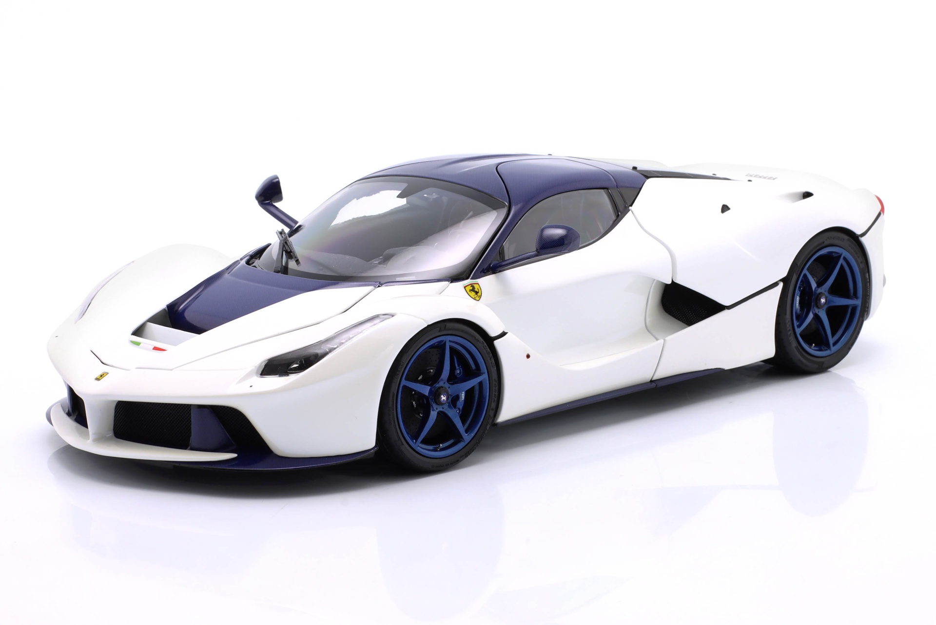 Ferrari LaFerrari Baujahr 2012 wei&szlig; / blau  BBR