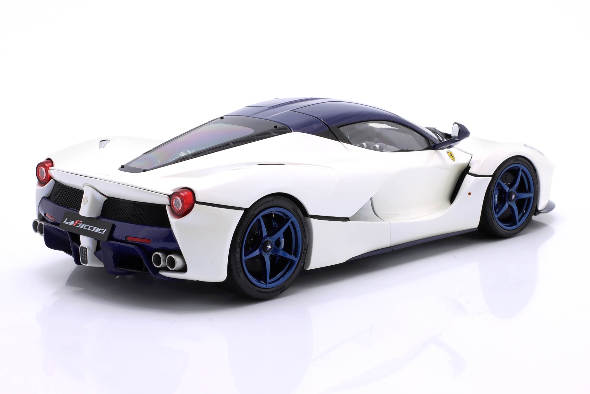Ferrari LaFerrari Baujahr 2012 wei&szlig; / blau  BBR