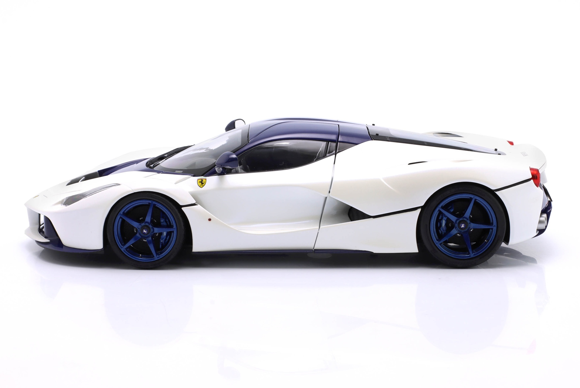Ferrari LaFerrari Baujahr 2012 wei&szlig; / blau  BBR