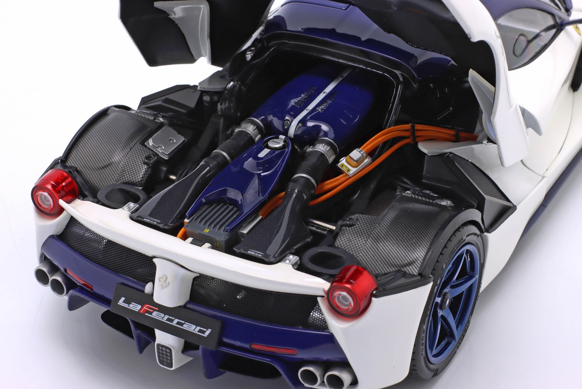 Ferrari LaFerrari Baujahr 2012 wei&szlig; / blau  BBR