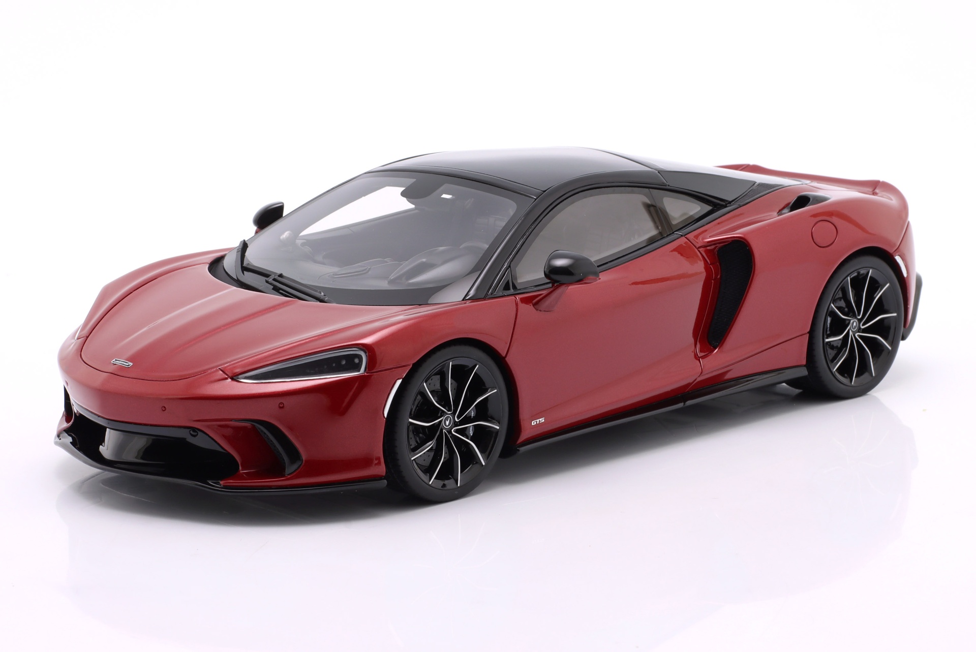 McLaren GTS Baujahr 2023 amaranthrot  GT-Spirit