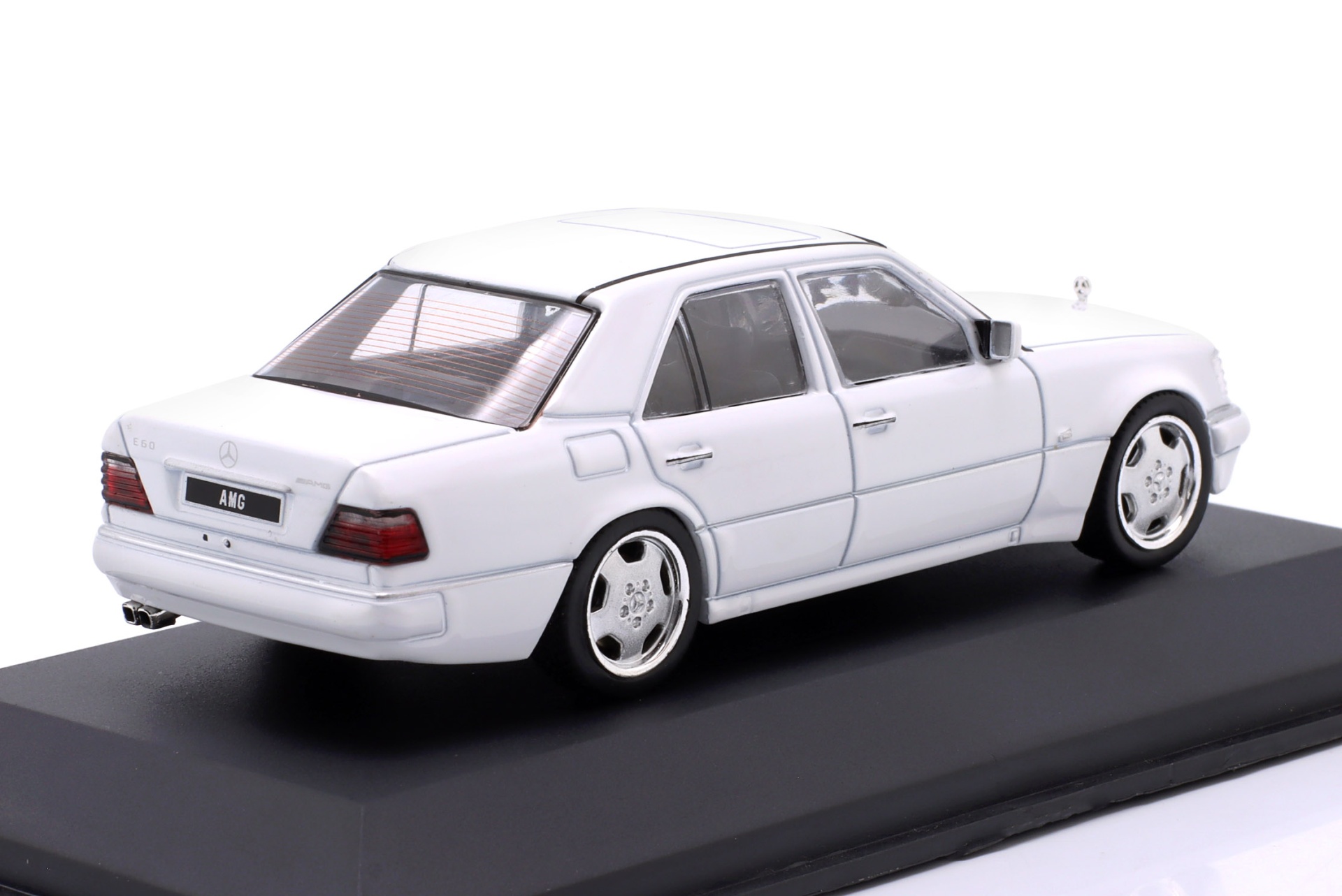 Mercedes-Benz E60 AMG (W124) Baujahr 1994 wei&szlig; 1:43 Solido