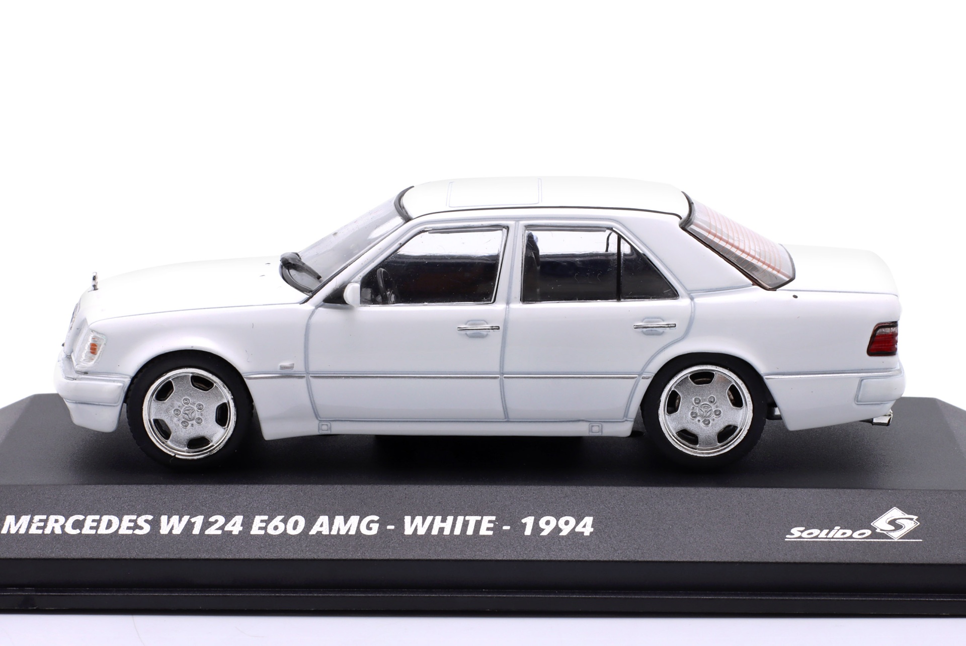 Mercedes-Benz E60 AMG (W124) Baujahr 1994 wei&szlig; 1:43 Solido