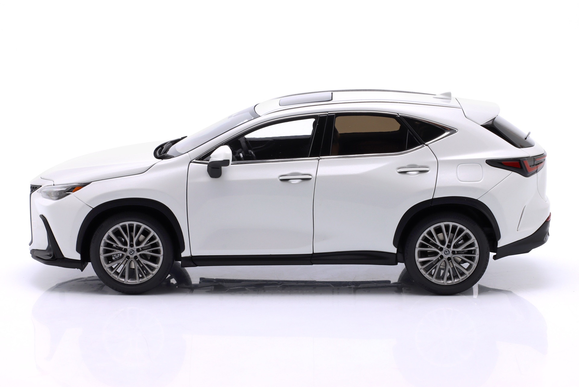 Lexus NX 450h+ Baujahr 2022 sonic quartz  
