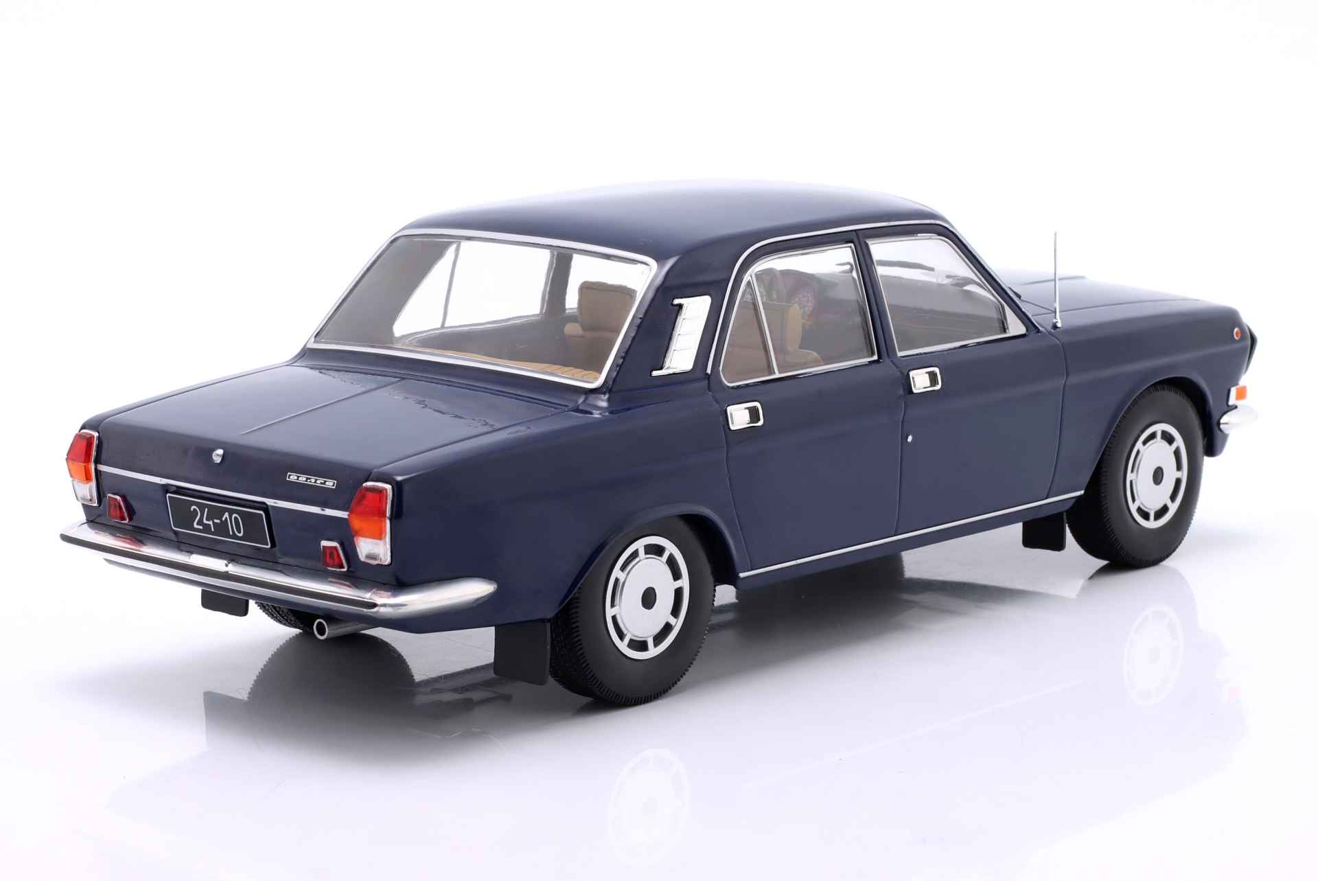 Wolga M24-10 Baujahr 1985 dunkelblau  ModelCar Group