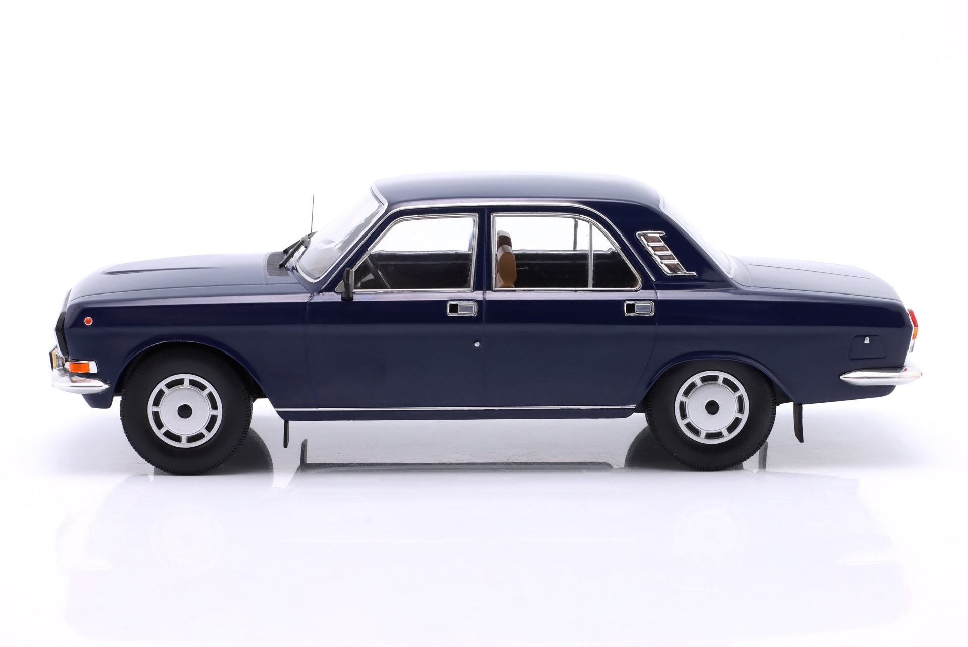 Wolga M24-10 Baujahr 1985 dunkelblau  ModelCar Group