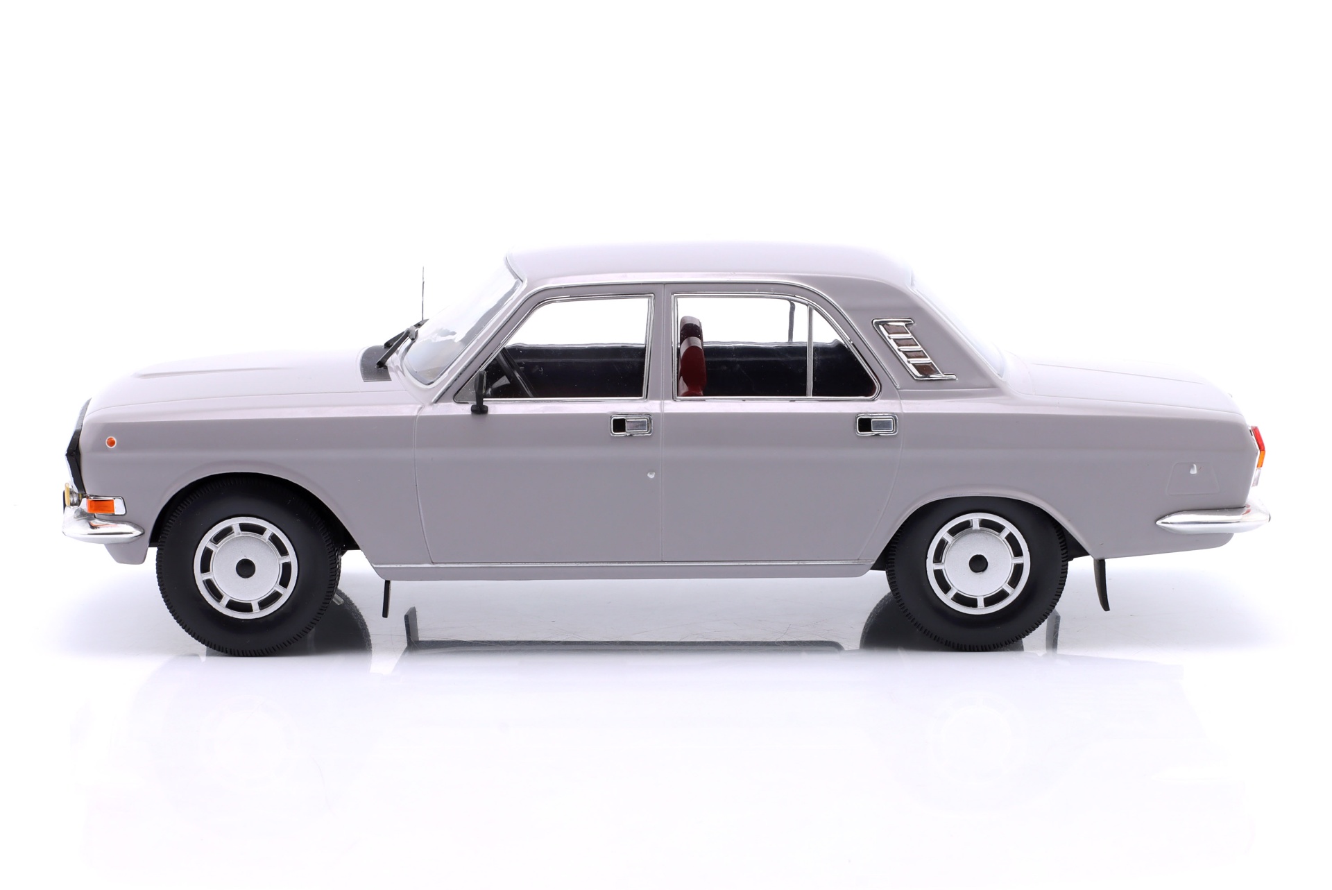 Wolga M24-10 Baujahr 1985 hellgrau  ModelCar Group