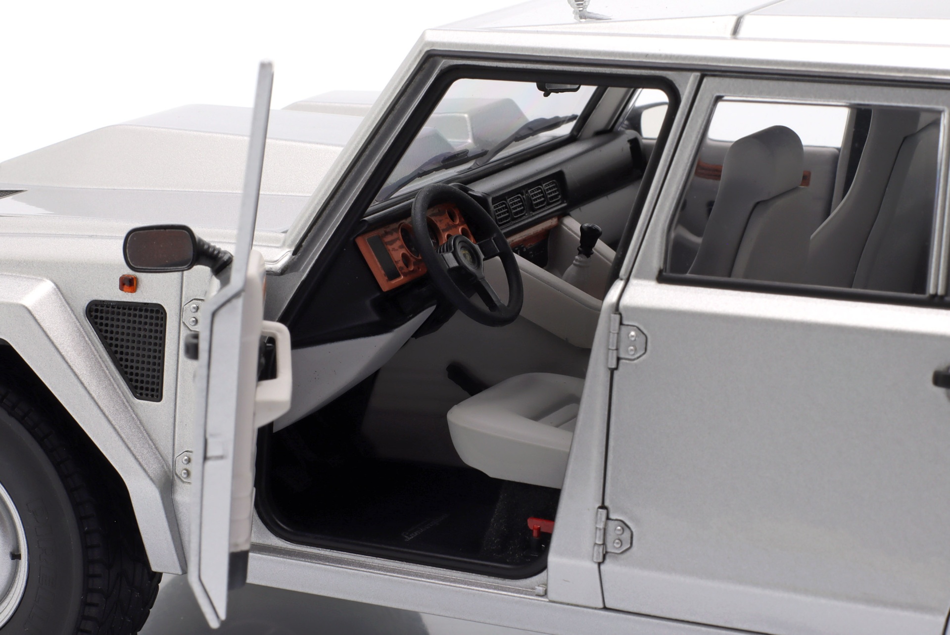 Lamborghini LM002 silber metallic  