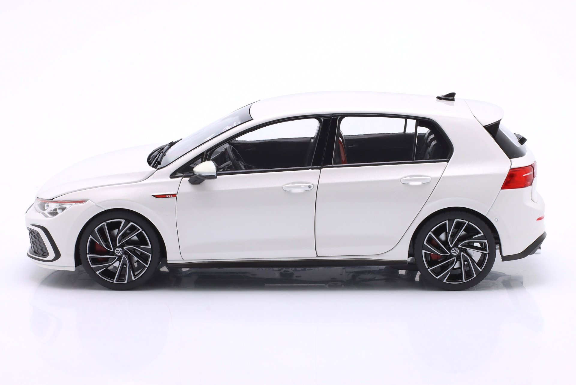 Volkswagen VW Golf GTI Baujahr 2021 wei&szlig; metallic  
