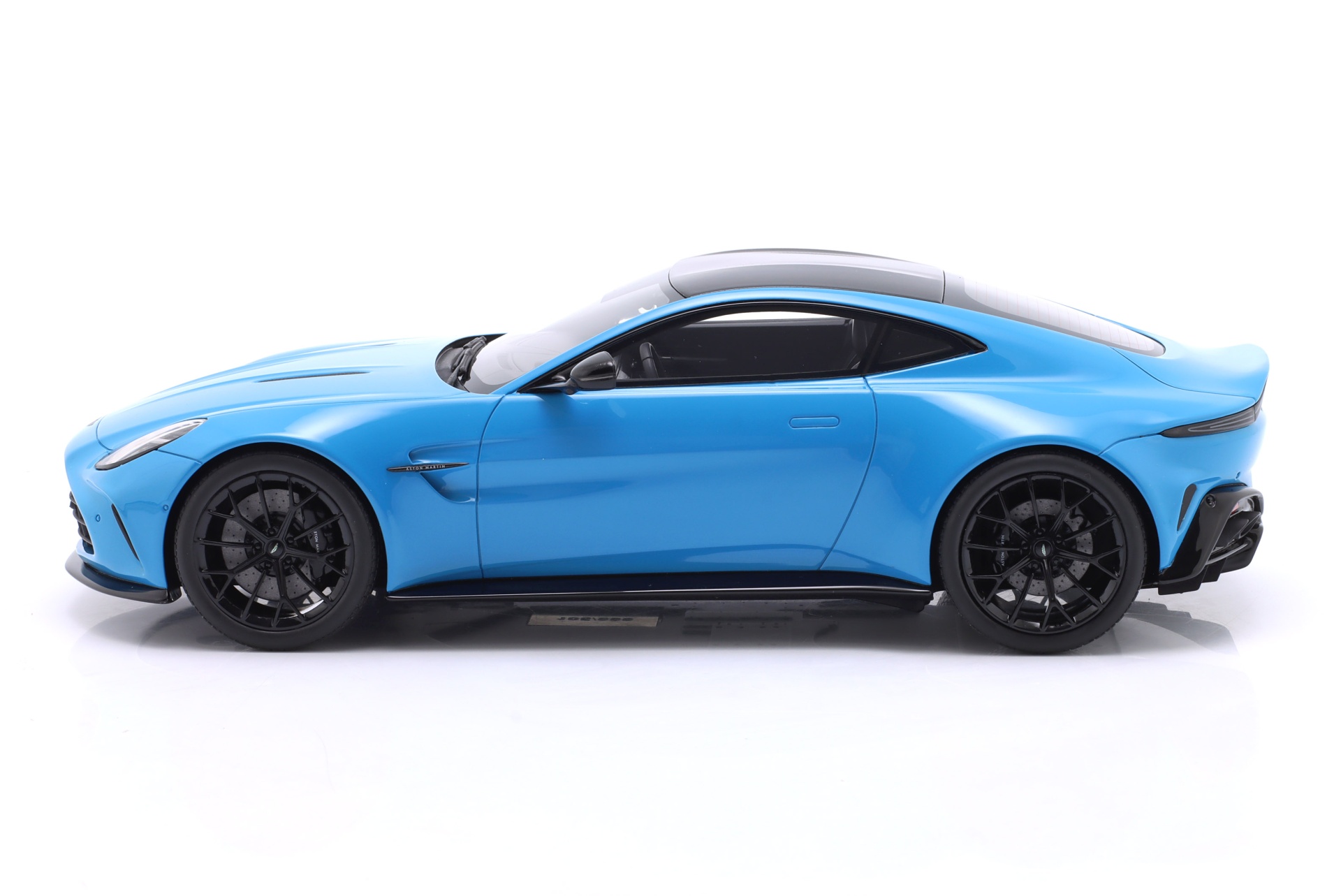 Aston Martin Vantage Baujahr 2024 elwood blau  GT-Spirit