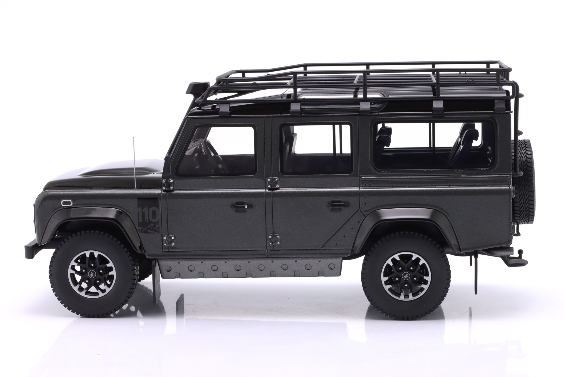 Land Rover Defender 110 SW Adventure Edition Baujahr 2016 grau  GT-Spirit