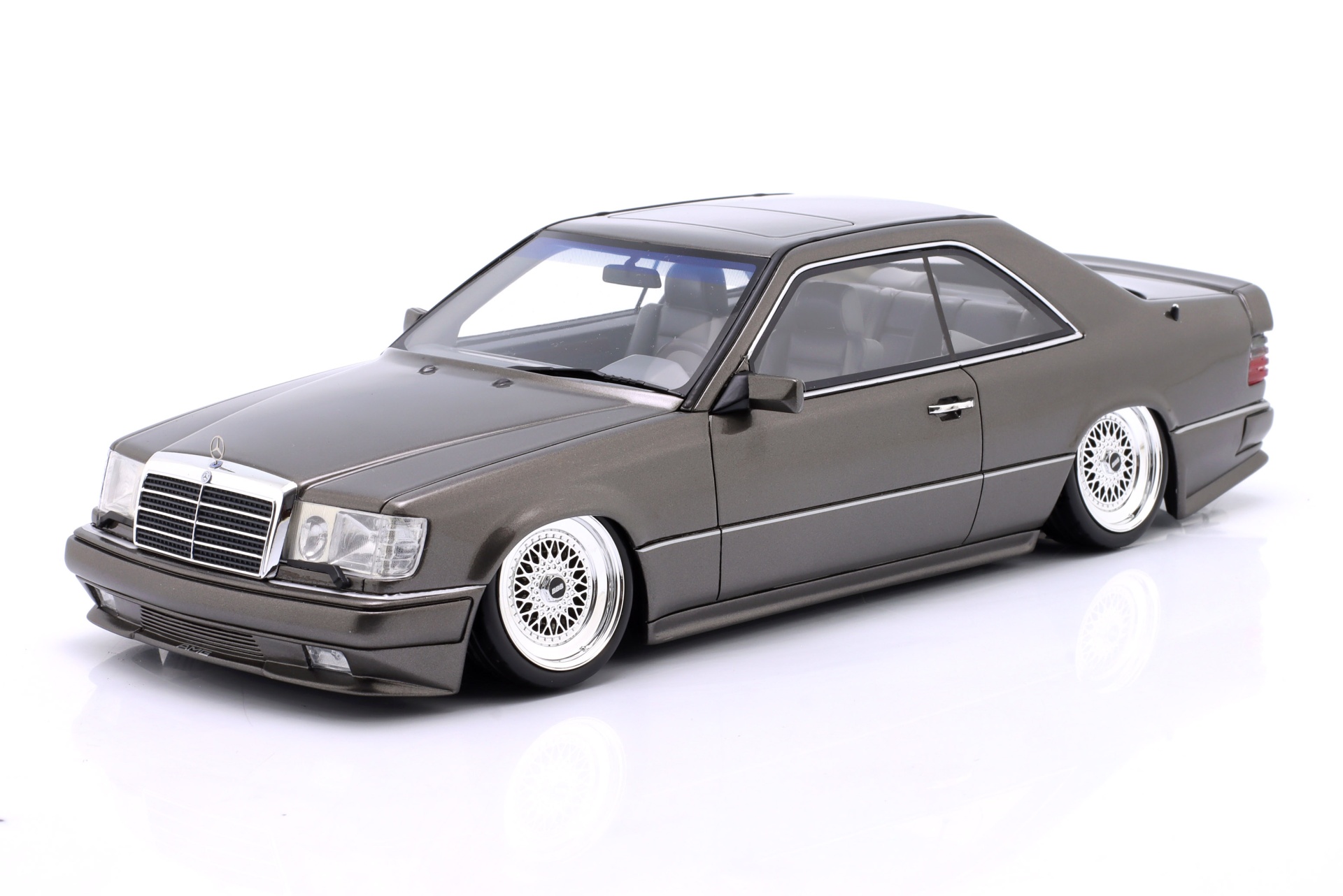 Mercedes-Benz C124 AMG Stance Baujahr 2022 grau metallic  OttOmobile