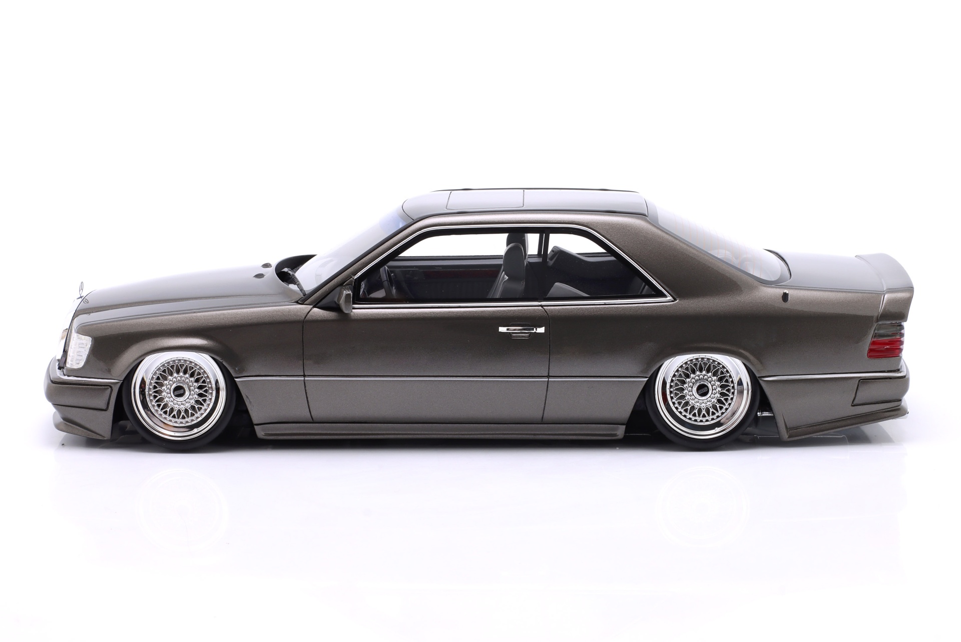 Mercedes-Benz C124 AMG Stance Baujahr 2022 grau metallic  OttOmobile
