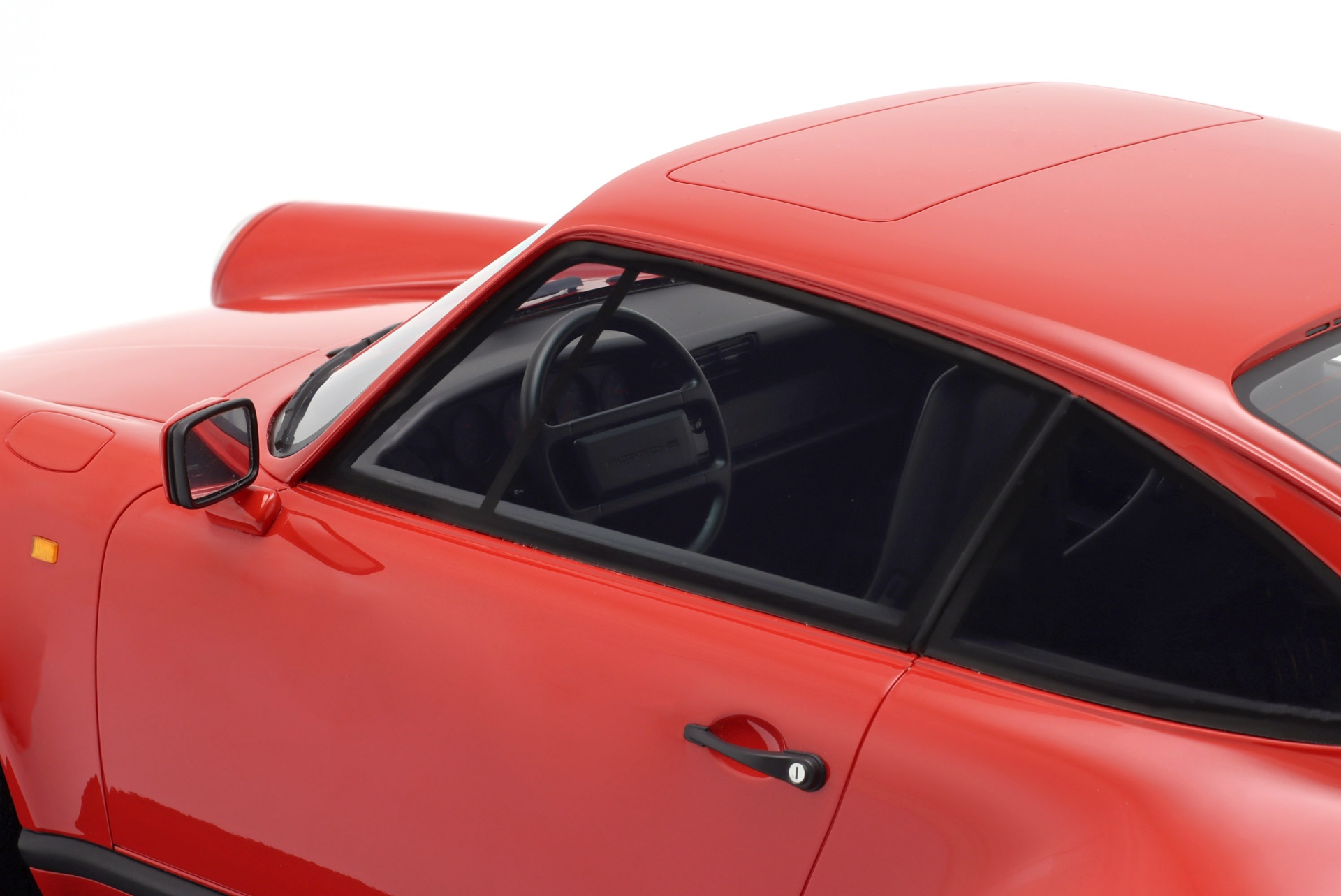 Porsche 911 (930) Turbo 3.3 Baujahr 1989 Indian rot 1:8 GT-Spirit