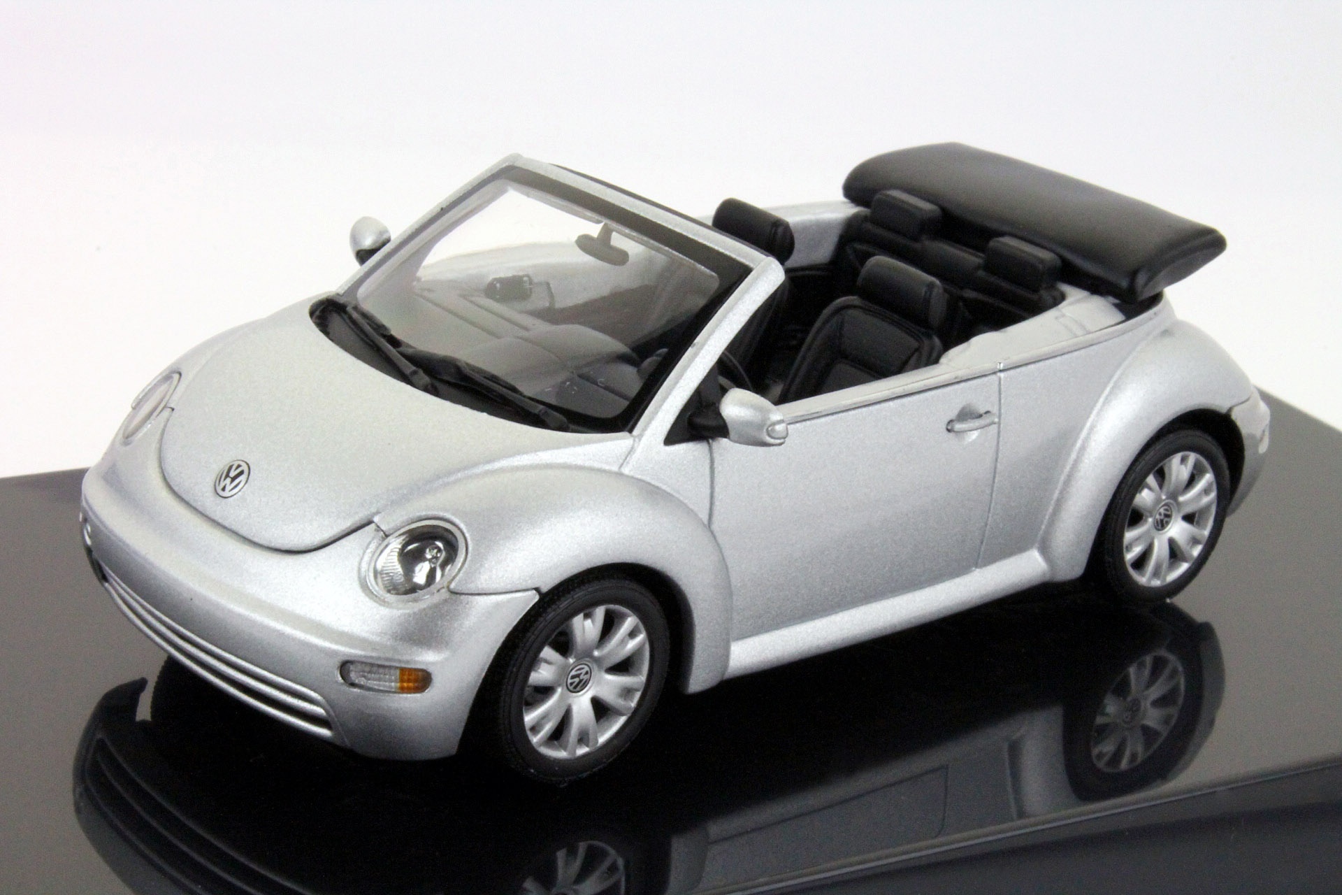 Volkswagen VW New Beetle Cabriolet (Typ 9C) reflexsilber metallic  AutoArt