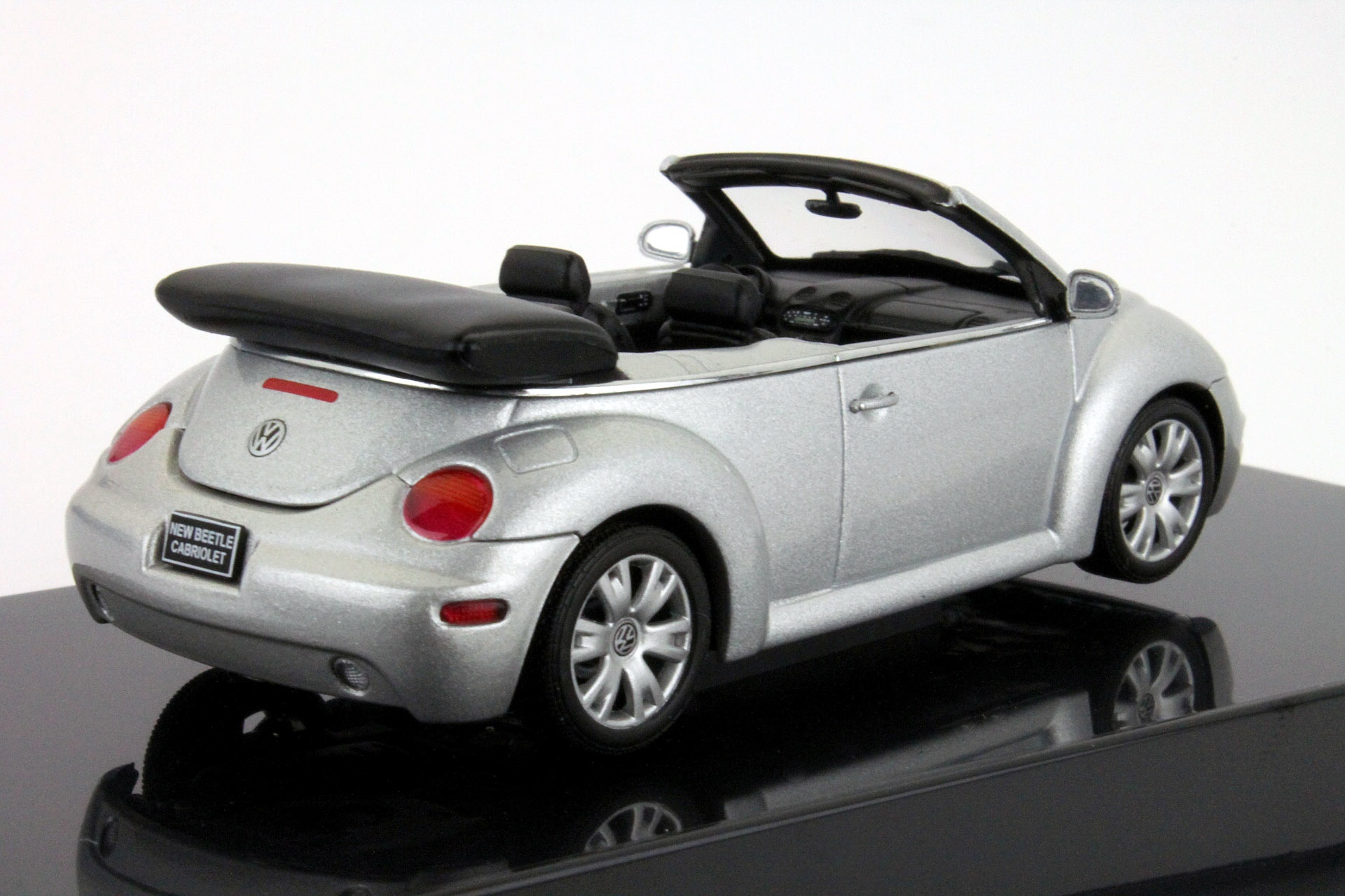 Volkswagen VW New Beetle Cabriolet (Typ 9C) reflexsilber metallic  AutoArt