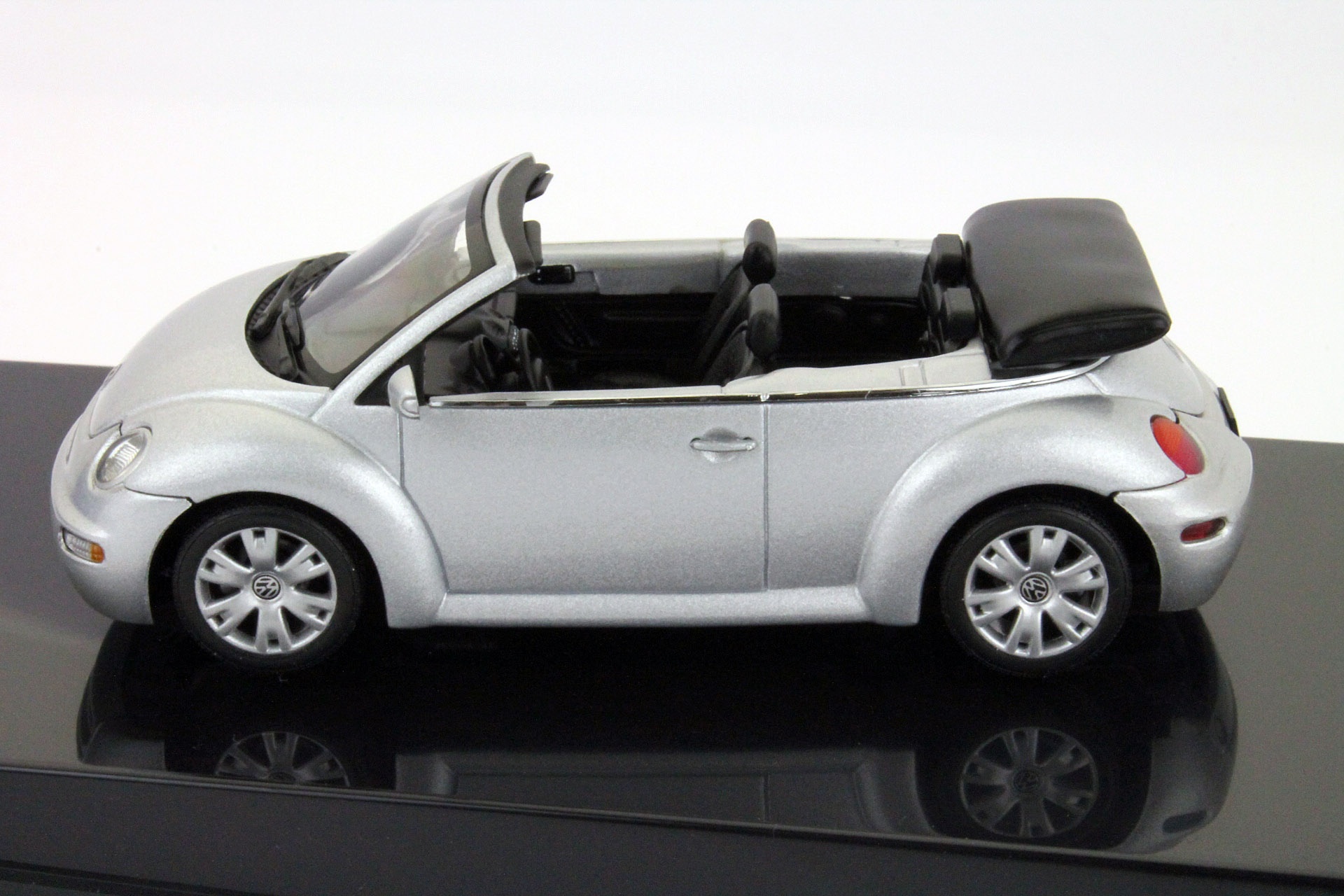 Volkswagen VW New Beetle Cabriolet (Typ 9C) reflexsilber metallic  AutoArt